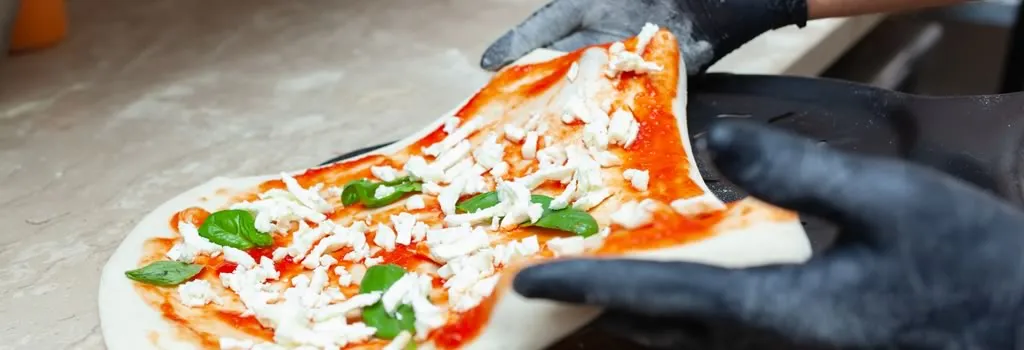 Elaboración de la pizza en el local